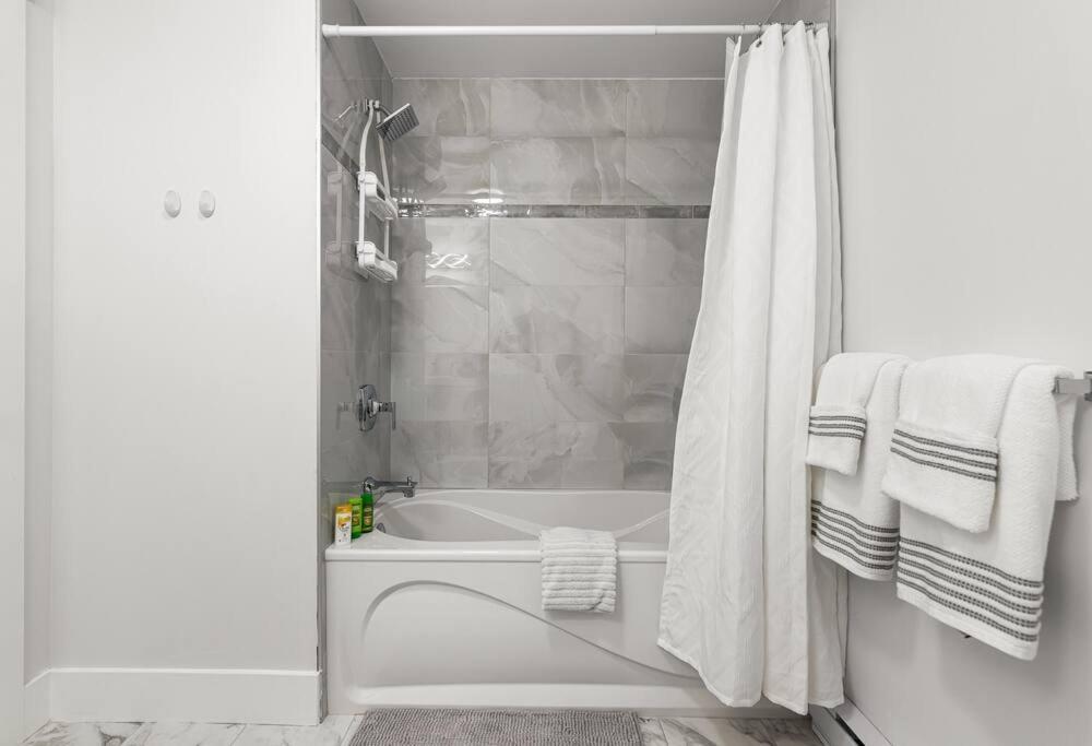 Beautiful 1 Bedroom Apartment - Private Entrance Moncton Zewnętrze zdjęcie