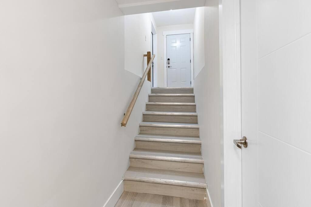 Beautiful 1 Bedroom Apartment - Private Entrance Moncton Zewnętrze zdjęcie
